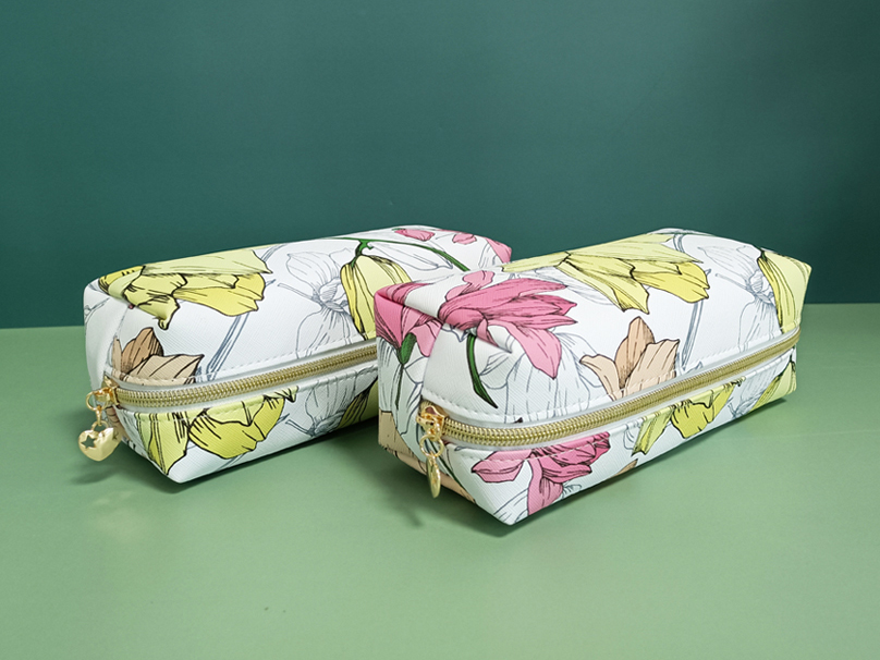 
The handbag tells you the type of cosmetic bag
